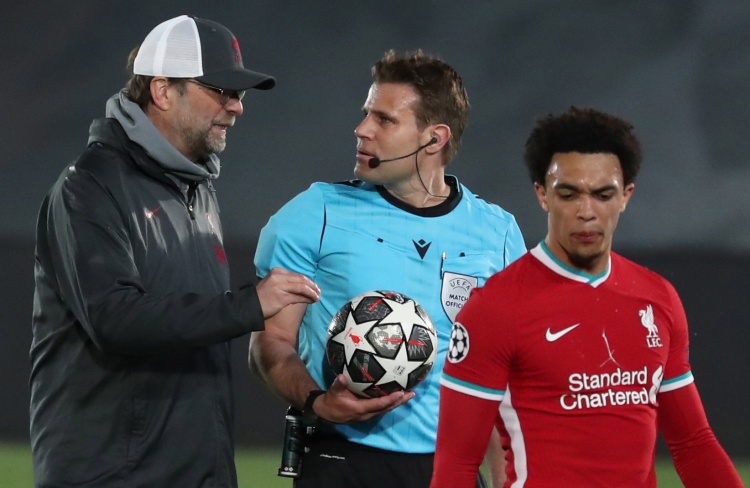 海港0-0柔佛新山，陈威12次扑救，加布里埃尔、冯劲失良机（海港与柔佛新山互交白卷：陈威12次扑救，加布里埃尔、冯劲失良机）