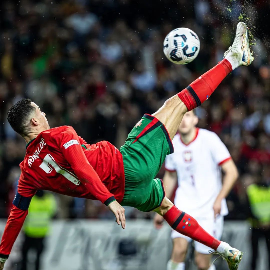 足球国足新战术曝光，强调速度与侵略性（国足新战术亮相：主打速度与攻击性）