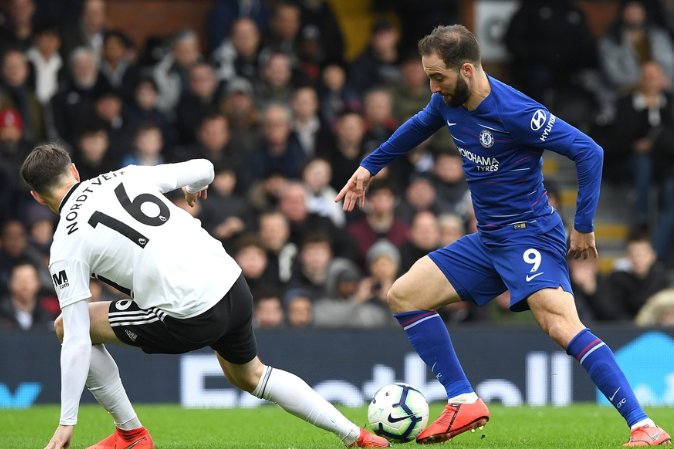 本菲卡旧将路易松晒照说在学习，照片显示他问AI足球总监职责（本菲卡旧将路易松晒学习照，图中可见他向AI询问足球总监职责）