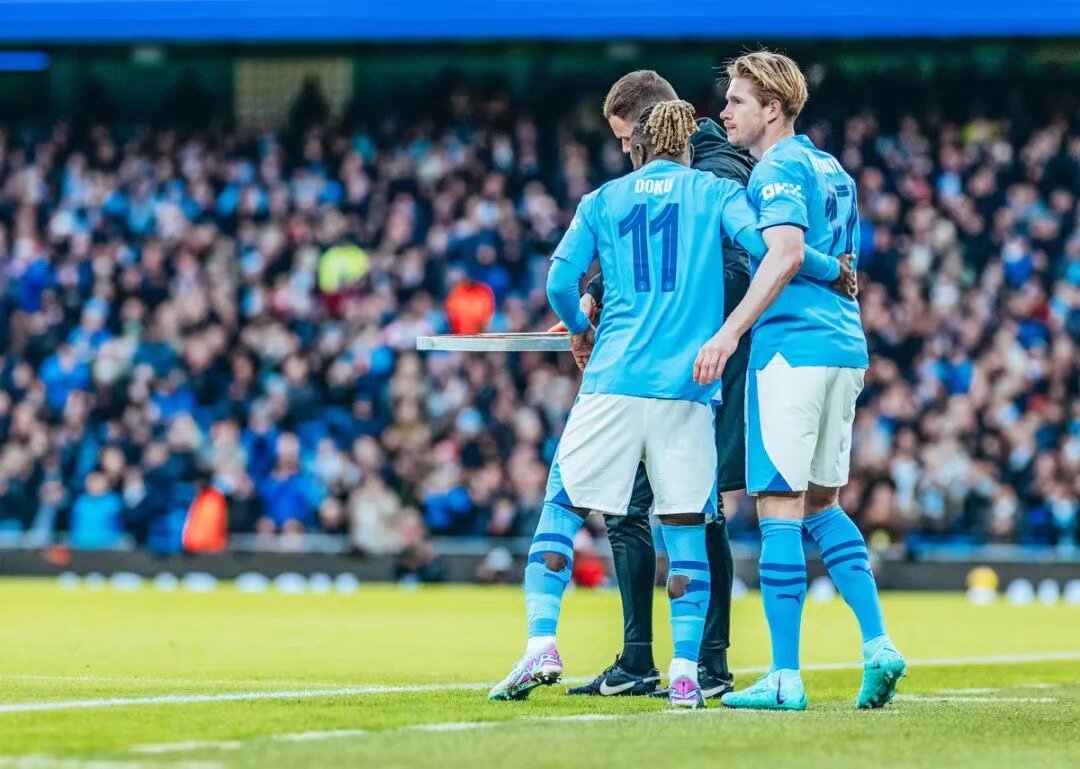 前锋远射破门，全场欢呼（前锋一脚远射破网，全场沸腾）