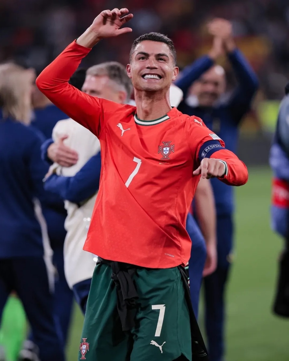 斯洛特：这点球在英超可能不会判；萨拉赫？今晚属于在场球员（斯洛特：这点球英超未必判；谈萨拉赫：今晚主角是出场球员）